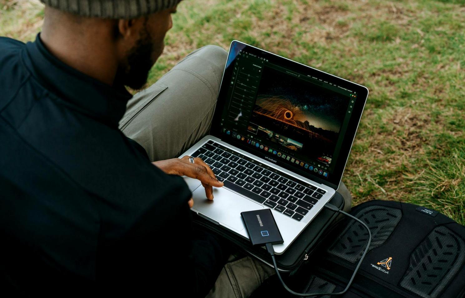 Professionelle Geschäftsverhandlung in modernem Konferenzraum