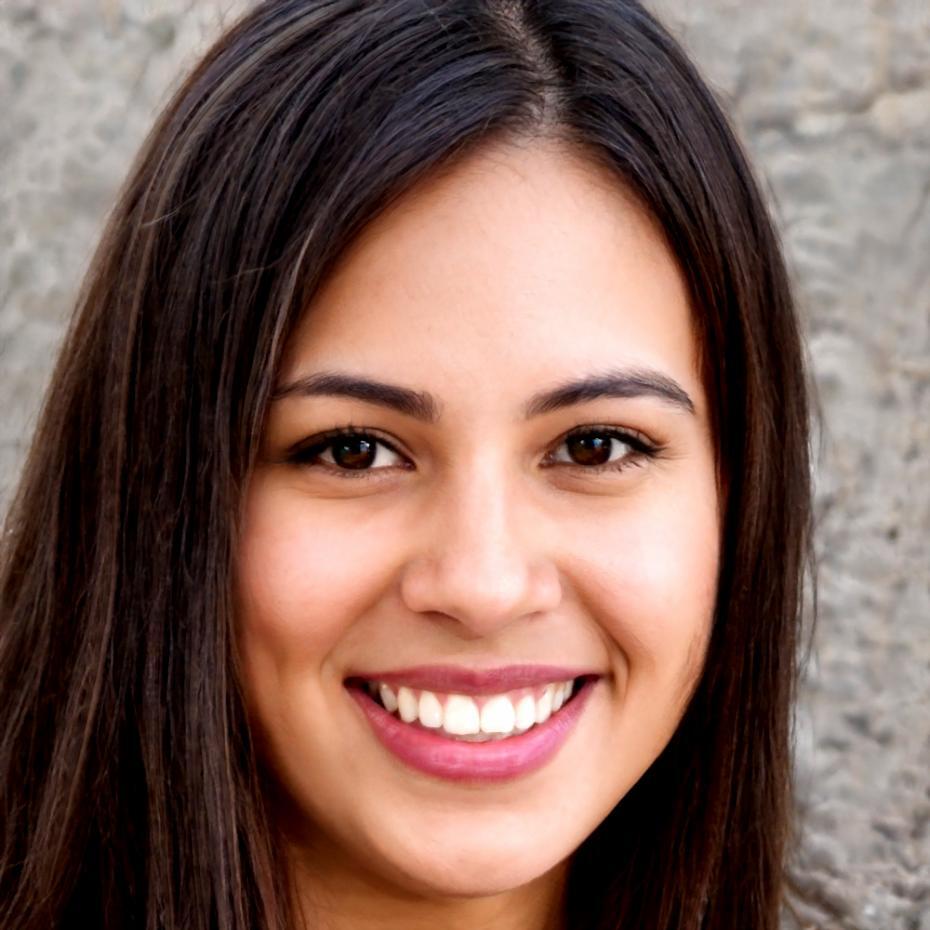 Zufriedene Kursteilnehmerin in professioneller Arbeitsumgebung